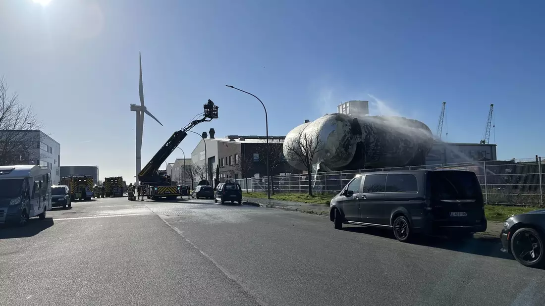 FW Bremerhaven: Feuer nach Schweißarbeiten - Bild: presseportal.de