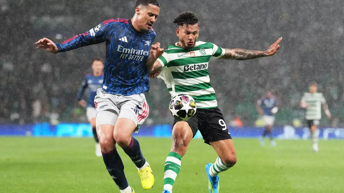 Sporting-Stürmer Luis Suarez (r.) hatte gegen Arsenals Verteidiger einen schweren Stand. - Bild: Armando Franca/AP/dpa