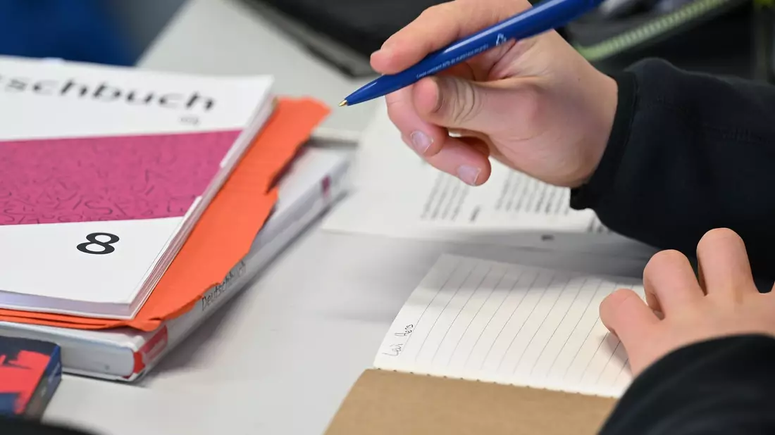 Man müsse bei Hausaufgaben und in Prüfungen in unteren Klassen die Handschrift fordern, um Täuschung zu verhindern, sagt der DL-Präsident. (Symbolbild) - Bild: Michael Brandt/dpa