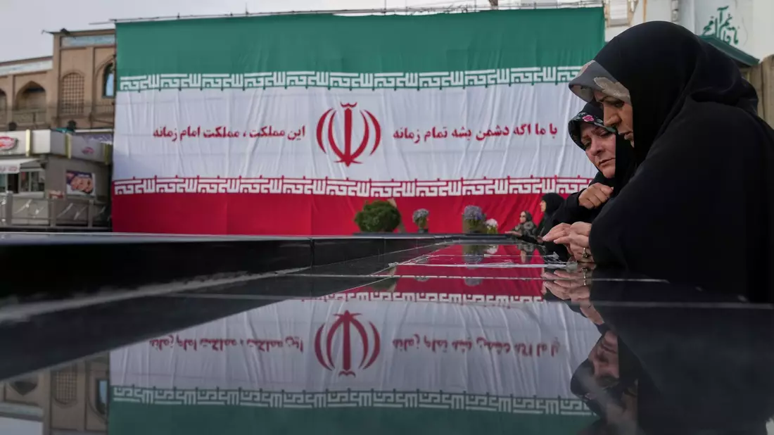 Der Iran stimmt einer zweiwöchigen Waffenruhe zu.  - Bild: Francisco Seco/AP/dpa