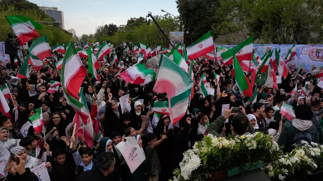 Vertreter aus Teheran haben der Regierung in Washington einen 10-Punkte-Plan für ein dauerhaftes Kriegsende übermittelt.  - Bild: Vahid Salemi/AP/dpa