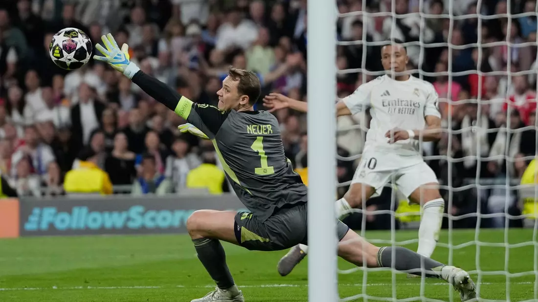 Das Dauerduell: Manuel Neuer pariert einen Schuss von Kylian Mbappé. - Bild: Bernat Armangue/AP/dpa