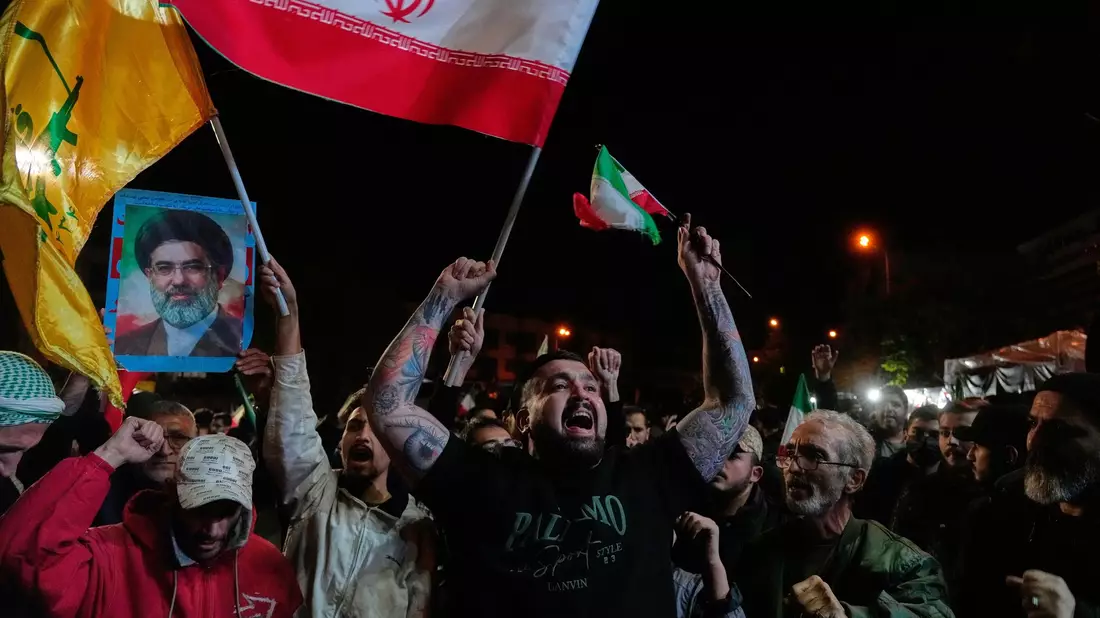 Regierungsanhänger jubeln in Teheran.  - Bild: Vahid Salemi/AP/dpa