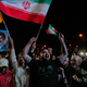 Regierungsanhänger jubeln in Teheran.  - Foto: Vahid Salemi/AP/dpa