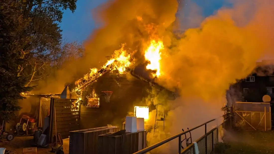FW-E: Brand einer Gartenlaube in Essen-Vogelheim - Gasflasche explodiert - Bild: presseportal.de
