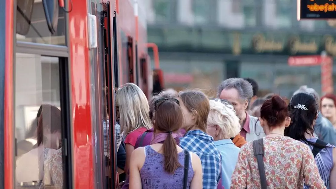 Fahrgäste in einer Straßenbahn (Archiv) - Bild: via dts Nachrichtenagentur