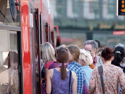 Fahrgäste in einer Straßenbahn (Archiv) - Foto: via dts Nachrichtenagentur