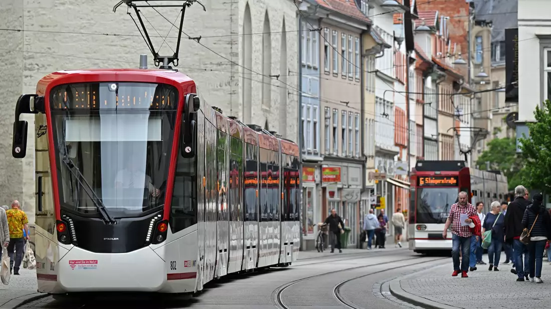 Im ÖPNV sind Straßenbahnen ein wichtiges Rückgrat.  - Bild: Martin Schutt/dpa