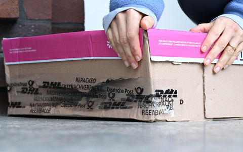 Das mit Klebeband notdürftig geflickte Paket ist endlich da, der Inhalt kaputt: Eine beispielhafte Szene aus Deutschland im November 2025. - Foto: Wolf von Dewitz/dpa Das mit Klebeband notdürftig geflickte Paket ist endlich da, der Inhalt kaputt: Eine beispielhafte Szene aus Deutschland im November 2025. - Foto: Wolf von Dewitz/dpa