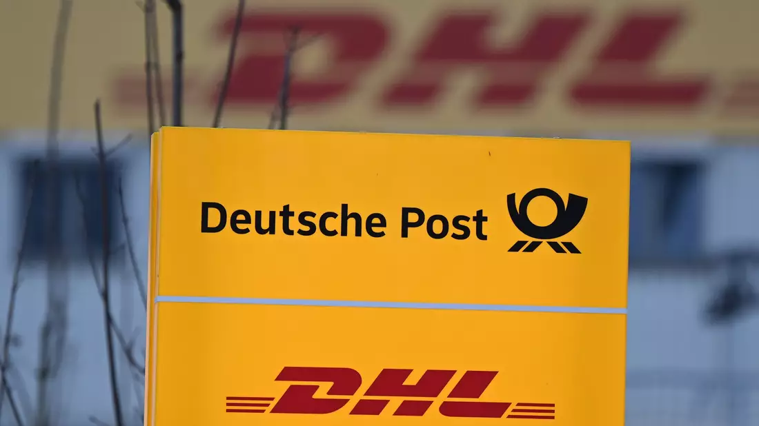 Der Bonner Logistikkonzern heißt inzwischen DHL, im Inland tritt er als Deutsche Post auf. - Bild: Bernd Weißbrod/dpa
