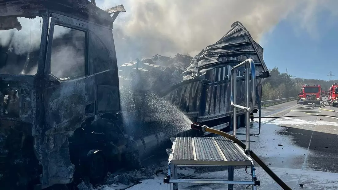 FW VG Asbach: LKW-Brand auf der A3 führt zu langem Rückstau / Unfall am Stauende - Bild: presseportal.de
