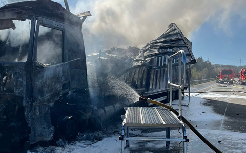 FW VG Asbach: LKW-Brand auf der A3 führt zu langem Rückstau / Unfall am Stauende - Foto: presseportal.de