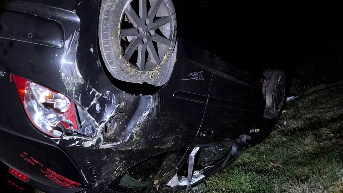 POL-GM: Auto überschlägt sich - Fahrer leicht verletzt - Bild: presseportal.de