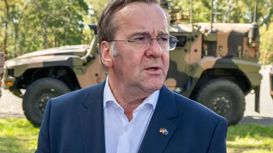 Männer der Altersgruppe 17 bis 45 brauchen nach Angaben von Verteidigungsminister Boris Pistorius (SPD) keine Genehmigung für lange Auslandsaufenthalte. (Archivbild) - Bild: Peter Kneffel/dpa