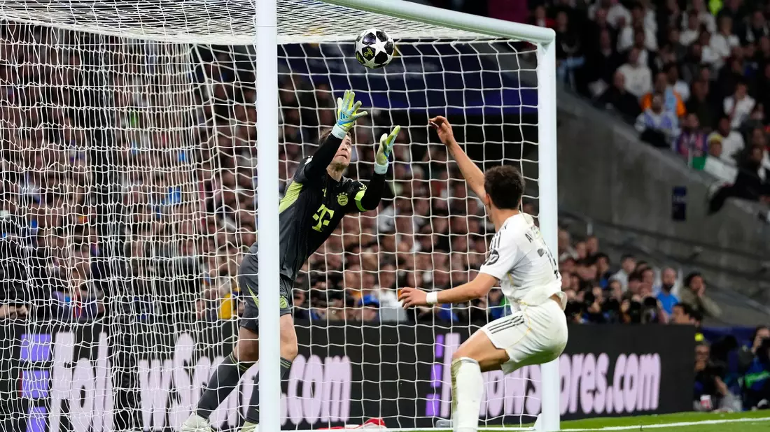 Auch diesen Ball hält Manuel Neuer (l) noch. - Bild: Jose Breton/AP/dpa