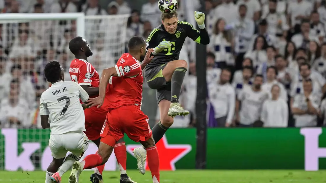 Manuel Neuer (r) klärte auch mal in höchster Not mit dem Kopf außerhalb des Strafraums. - Bild: Peter Kneffel/dpa