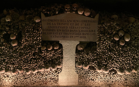 Die Pariser Katakomben entstanden Ende des 18. Jahrhunderts während einer Gesundheitskrise. - Foto: Sabine Glaubitz/dpa