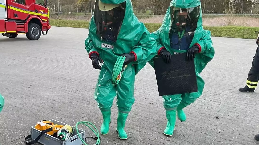 FW-OLL: Jährliche Übung der Feuerwehr Wildeshausen zur Handhabung von Chemikalienschutzanzügen - Bild: presseportal.de