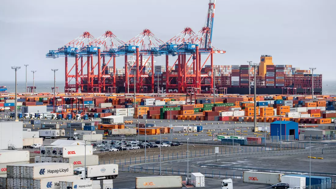 Trotz zahlreicher Probleme bleibt die deutsche Exportwirtschaft optimistisch.  - Bild: Hauke-Christian Dittrich/dpa