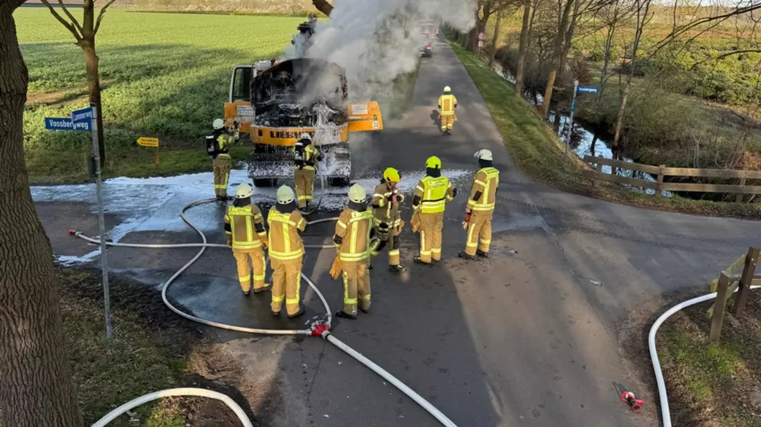 FW-OLL: Brennender Löffelbagger - schneller Löscheinsatz der Feuerwehr - Bild: presseportal.de