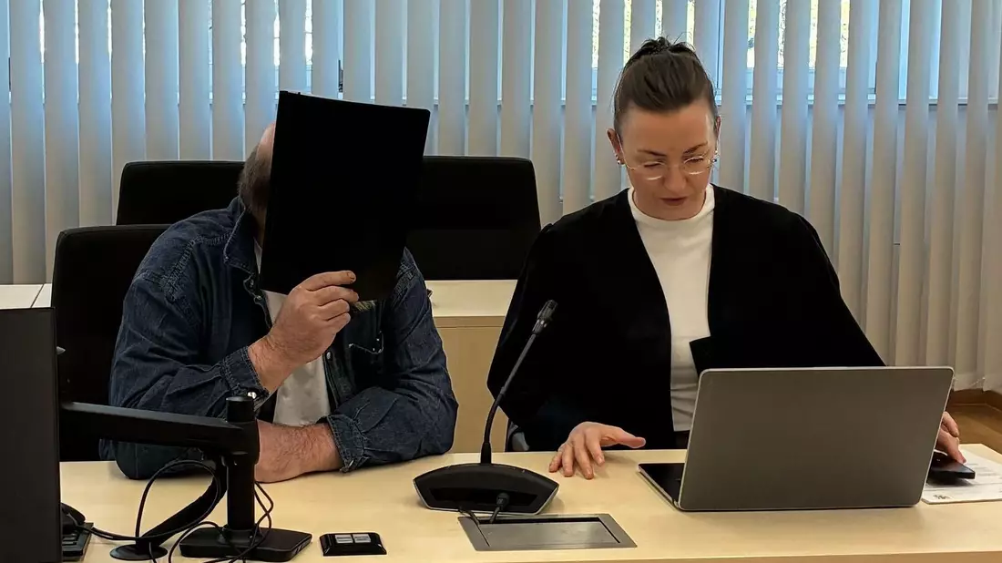 Über Jahre soll der Angeklagte unter anderem seine Stieftochter sexuell missbraucht haben.  - Bild: Marie Frech/dpa