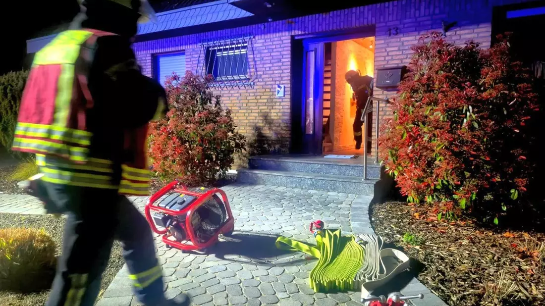 FW Sonsbeck: Verrauchter Keller nach Entstehungsbrand - Rauchwarnmelder wecken schlafende Bewohner rechtzeitig - Bild: presseportal.de