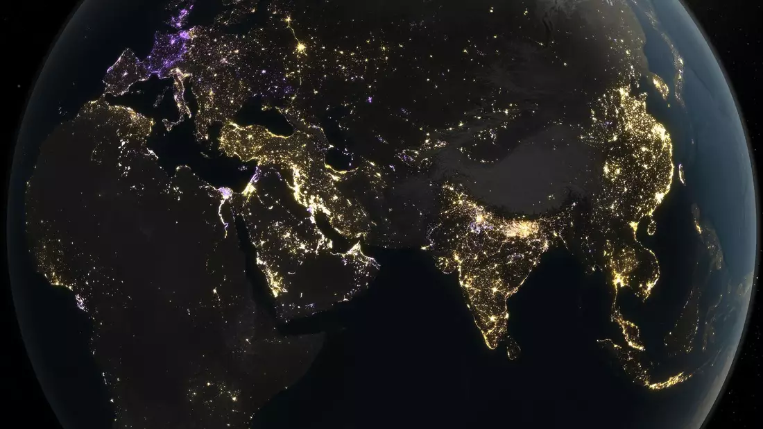 Der Blick auf die Erde zeigt die menschlichen Aktivitäten anhand der Emissionen von künstlichem Licht - Bild: Michala Garrison/NASA Earth Observatory/dpa