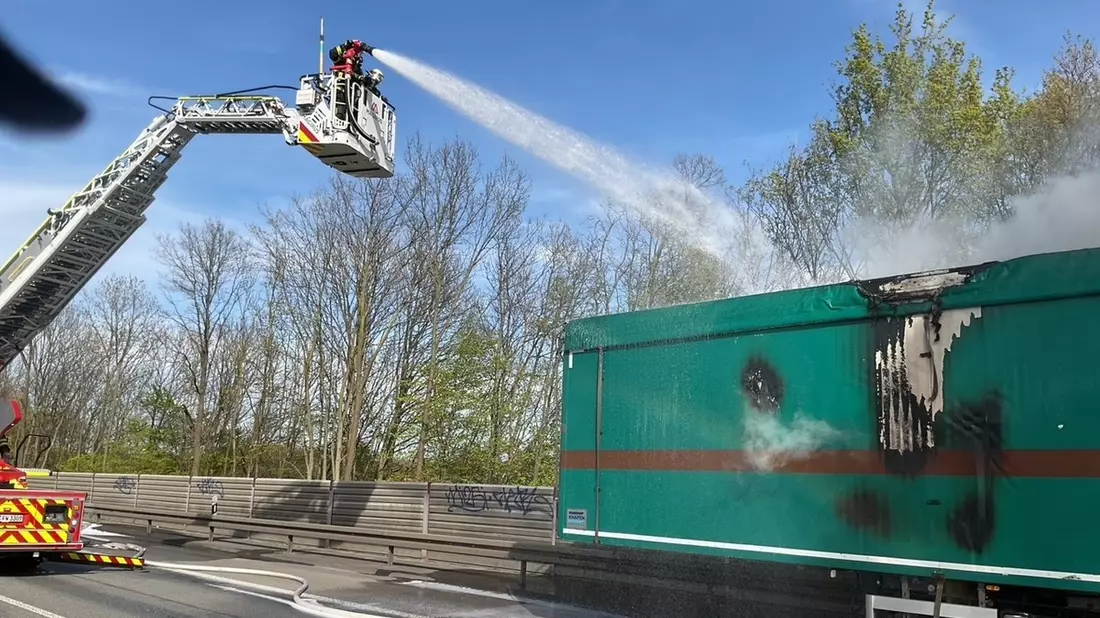 FW-DO: LKW Brand auf der A 45 / Abfall brennt auf Sattelauflieger - Bild: presseportal.de