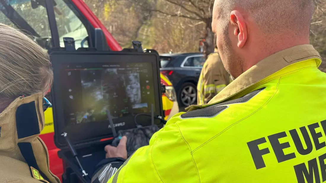 FW Menden: Feuerwehr bekämpft Waldbrand im Steilhang - Bild: presseportal.de