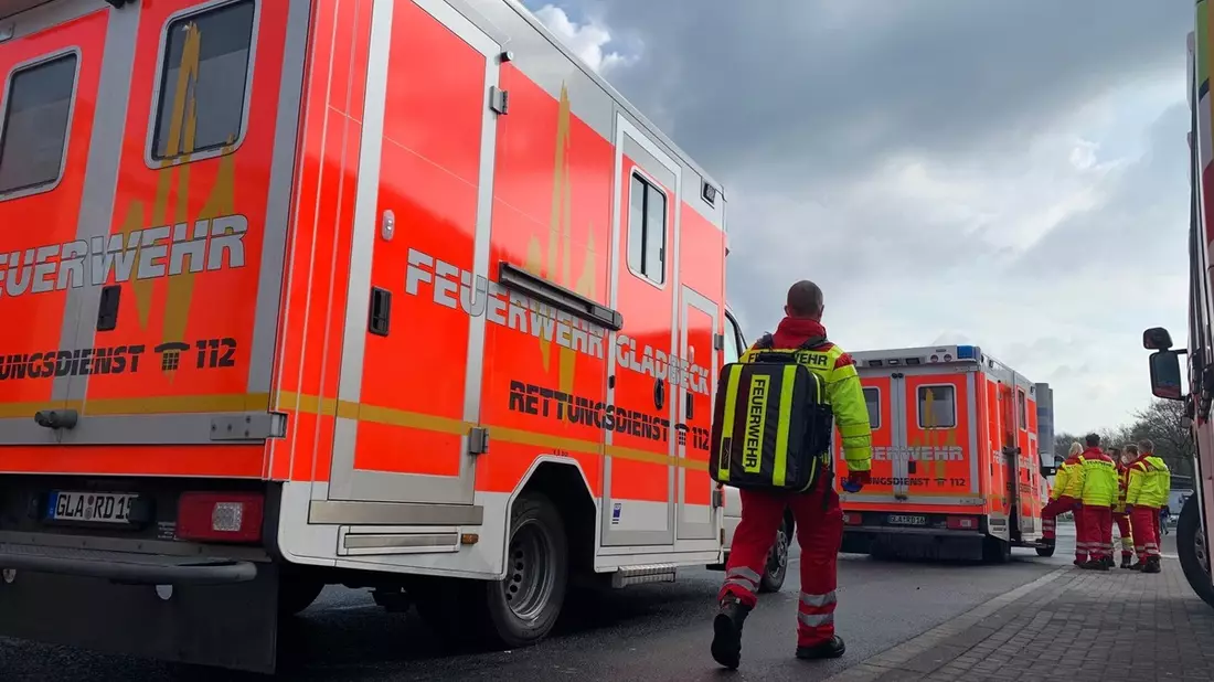 FW-GLA: Explosion gemeldet - Schwer verletzte Person auf ehemaliger Bahntrasse aufgefunden - Bild: presseportal.de