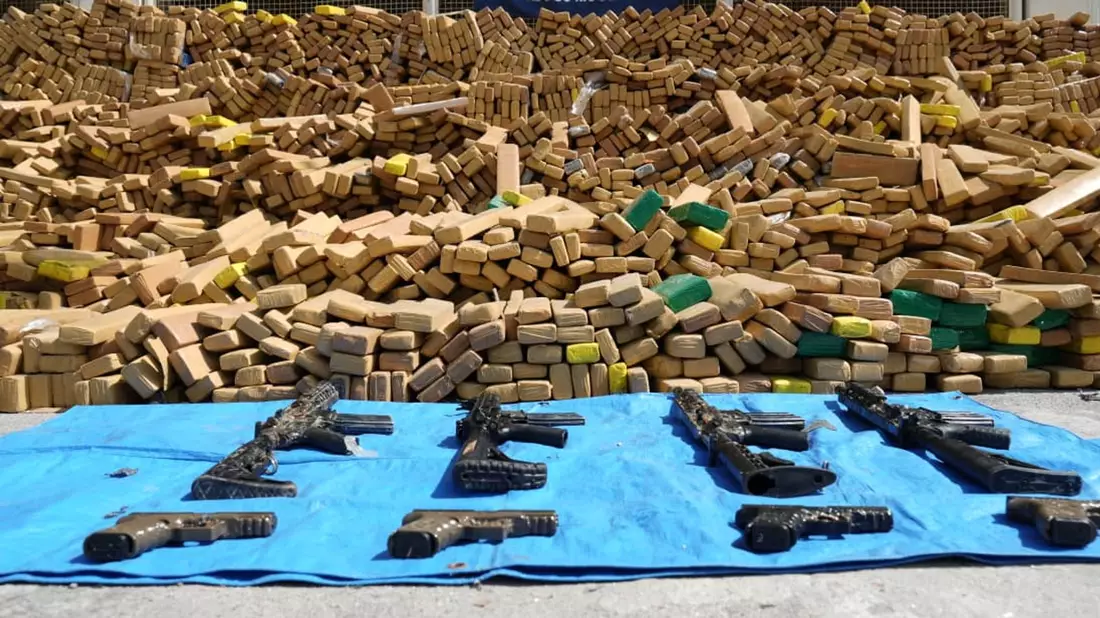 Neben dem Marihuana wurden auch Waffen gefunden. - Bild: -/ASCOM PMERJ/dpa