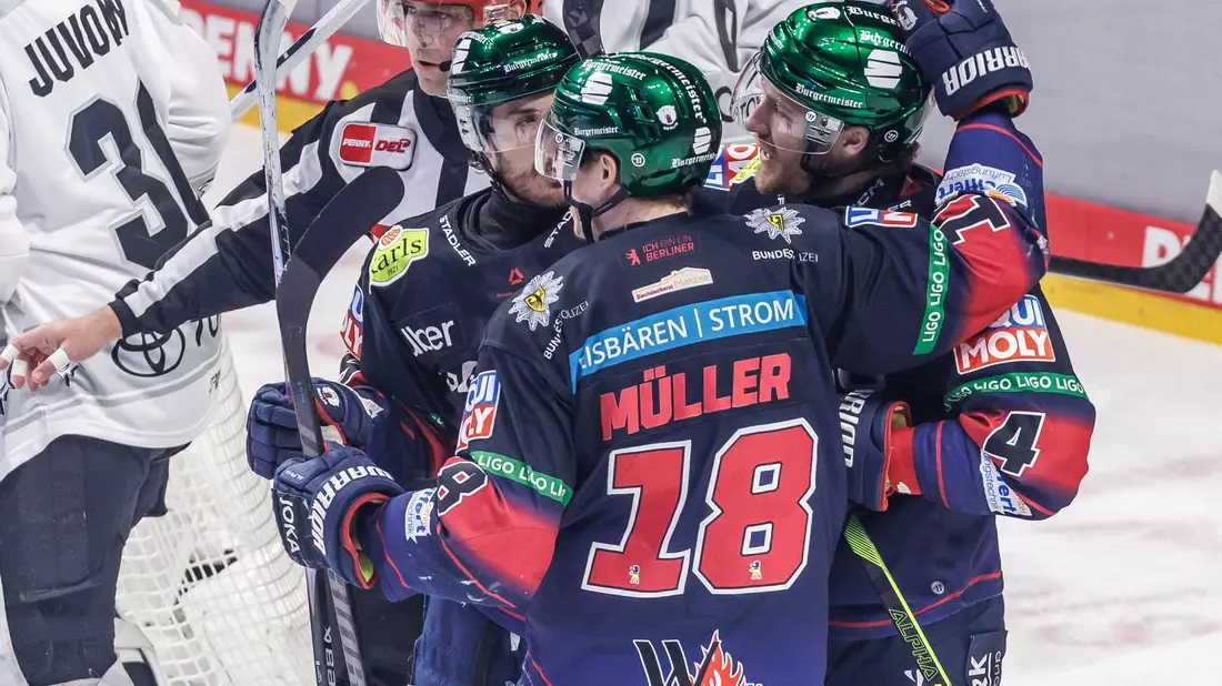 Den Eisbären Berlin gelingt ein überzeugender Serienstart gegen die Haie.  - Bild: Andreas Gora/dpa