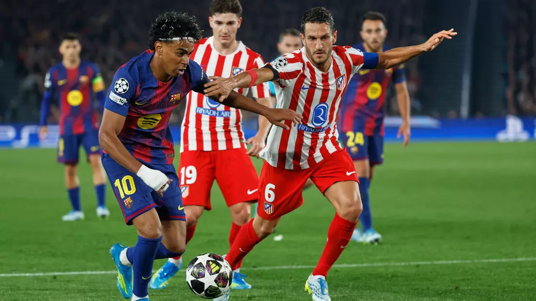 Lamine Yamal (links) und der FC Barcelona lieferten sich ein hitziges Duell mit Atlético Madrid. - Bild: Joan Monfort/AP/dpa
