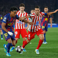 Lamine Yamal (links) und der FC Barcelona lieferten sich ein hitziges Duell mit Atlético Madrid. - Foto: Joan Monfort/AP/dpa
