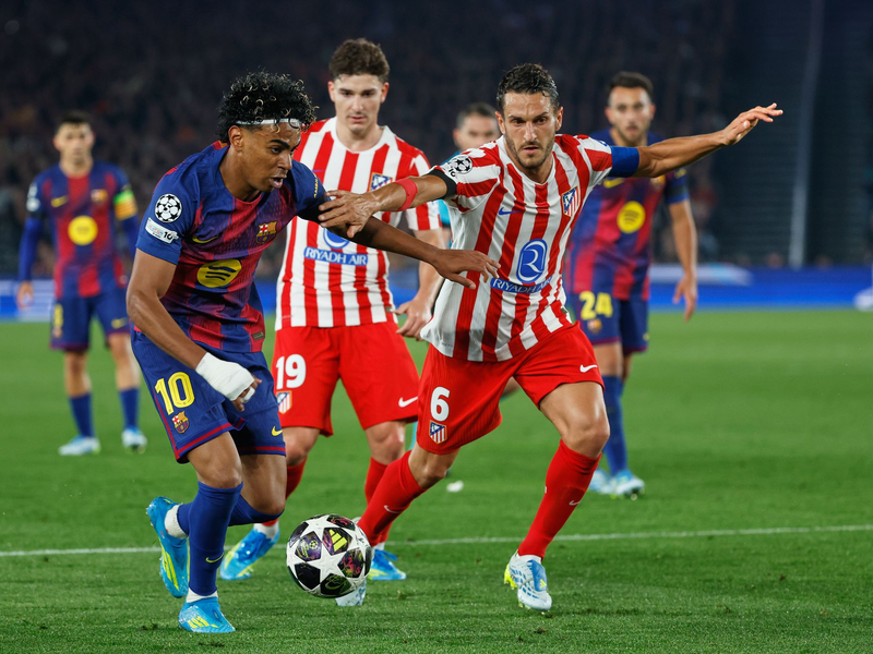 Lamine Yamal (links) und der FC Barcelona lieferten sich ein hitziges Duell mit Atlético Madrid. - Foto: Joan Monfort/AP/dpa