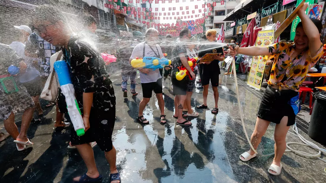 Zu Songkran finden landesweit ausgelassene Wasserschlachten statt. (Archivbild) - Bild: Chaiwat Subprasom/SOPA Images via ZUMA Press Wire/dpa