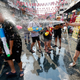 Zu Songkran finden landesweit ausgelassene Wasserschlachten statt. (Archivbild) - Foto: Chaiwat Subprasom/SOPA Images via ZUMA Press Wire/dpa