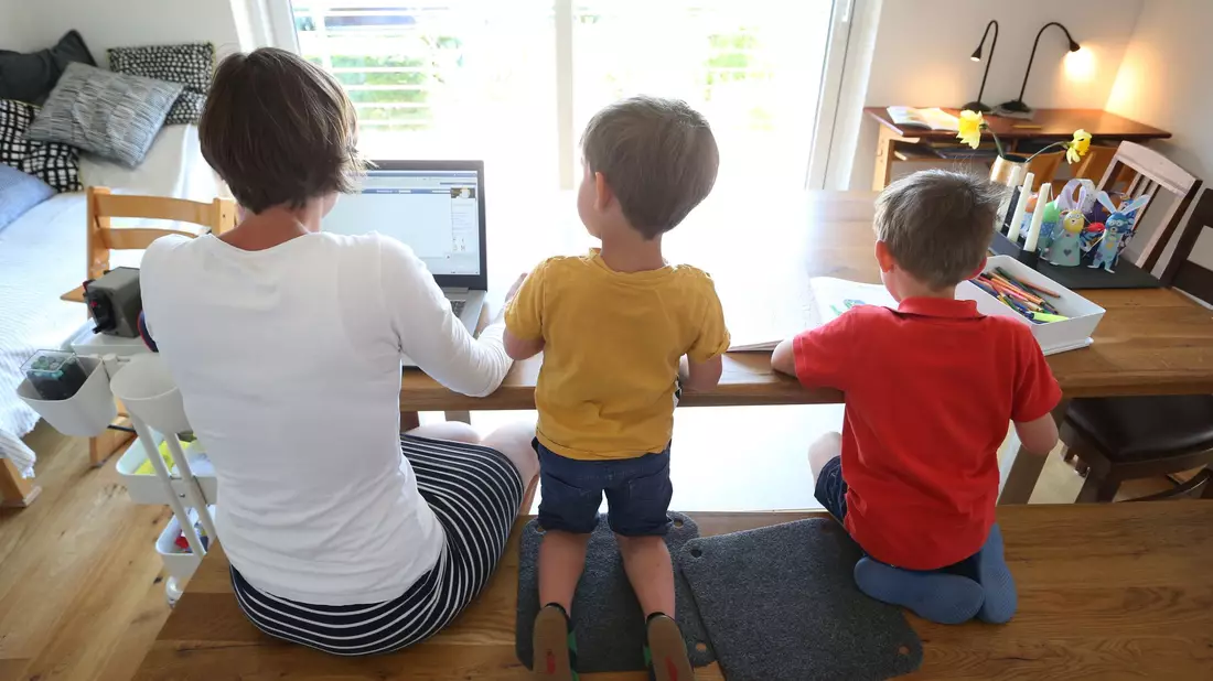 Eine Mutter mit zwei Kindern. (Symbolbild) - Bild: Karl-Josef Hildenbrand/dpa