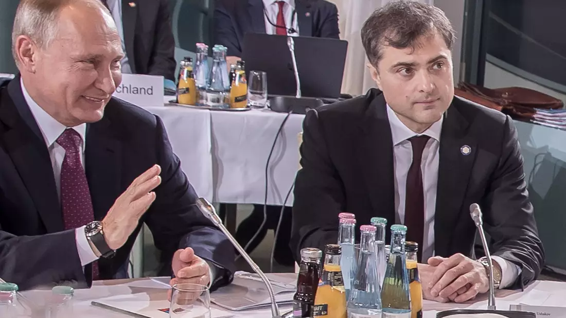 Jahrleang galt Wladislaw Surkow als einer der wichtigsten Berater von Kremlchef Wladimir Putin (l). (Archivbild) - Bild: Michael Kappeler/dpa