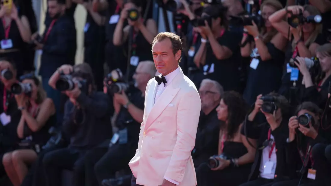 Jude Law vor der Premiere des Films in Venedig. (Archivbild) - Bild: Alessandra Tarantino/Invision/AP/dpa