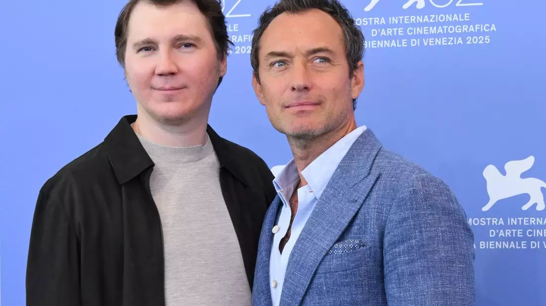 Paul Dano und Jude Law vor der Pressekonferenz zum Film in Venedig. (Archivbild) - Bild: Alberto Terenghi/IPA via ZUMA Press/dpa