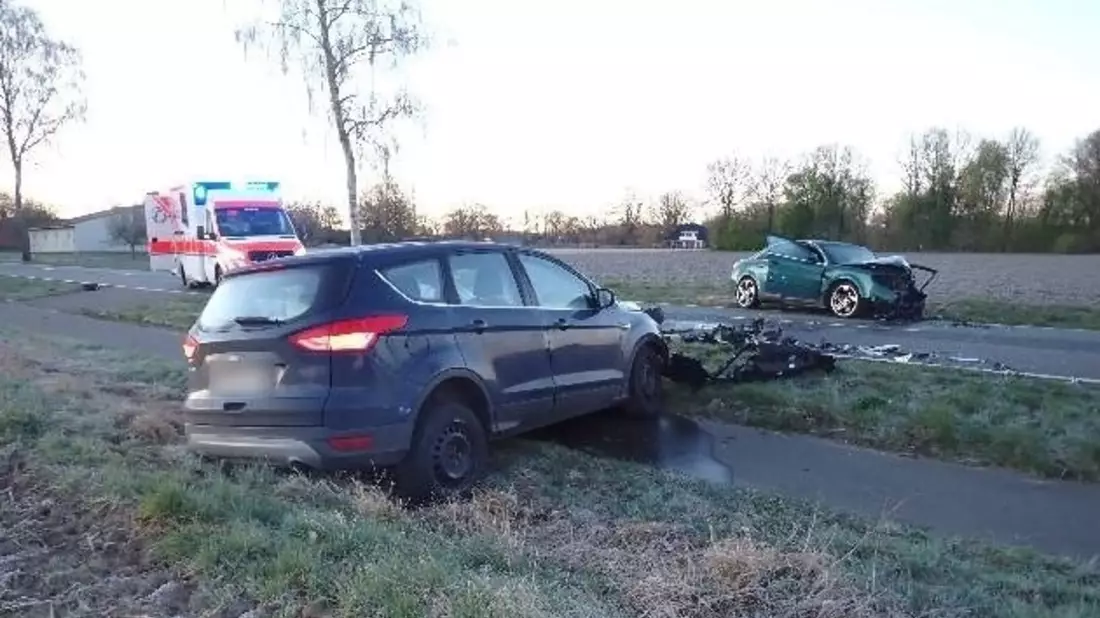 POL-ROW: ++ Frontalzusammenstoß in Groß Meckelsen ++ Schwerer Unfall bei Spreckens - Drei Verletzte ++ Flucht vor Polizeikontrolle ++ - Bild: presseportal.de