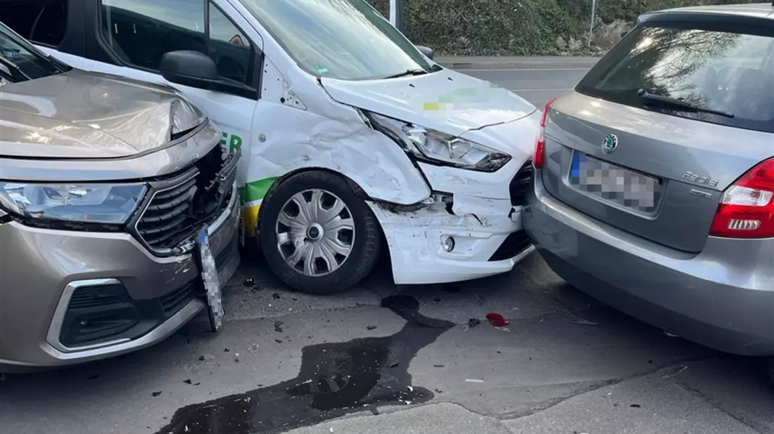 POL-HA: Kollision mit Gegenverkehr - Unfall mit drei leichtverletzten Personen - Bild: presseportal.de