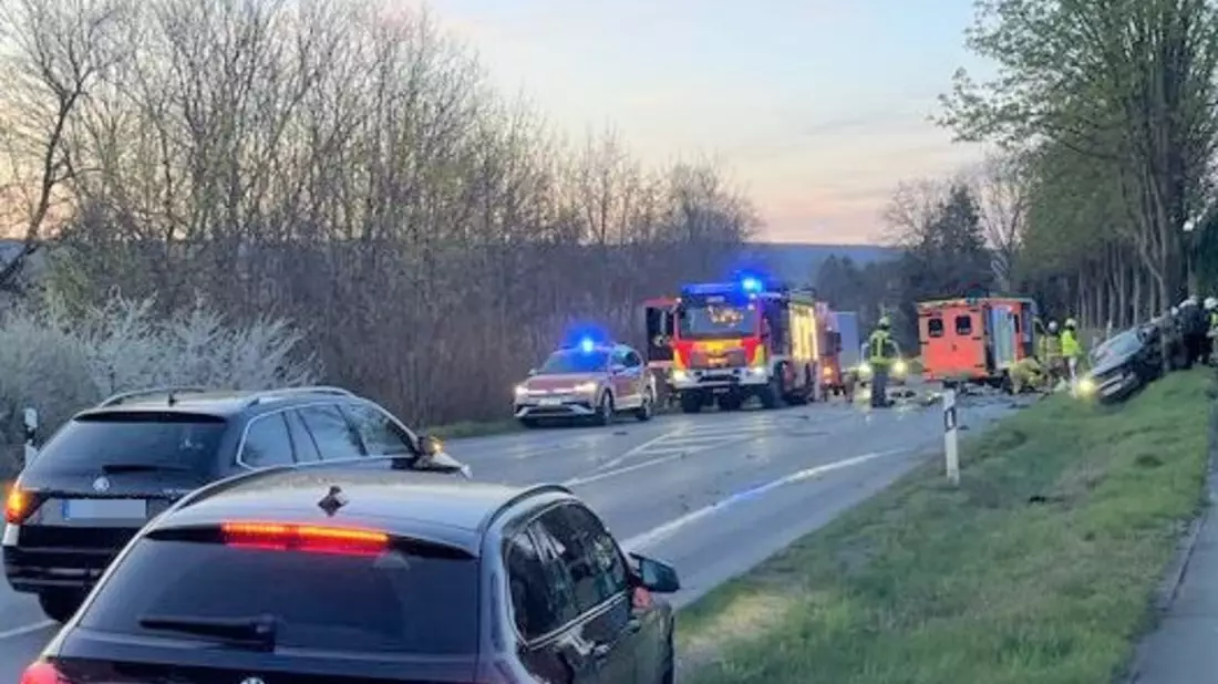 POL-HX: Schwerer Verkehrsunfall im Gegenverkehr - drei Personen verletzt - Bild: presseportal.de