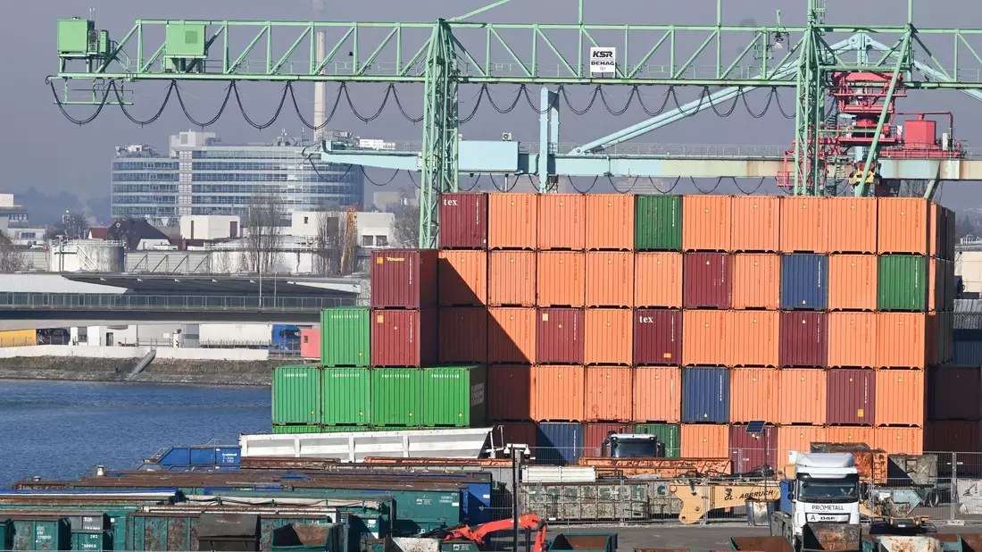 Deutschlands Exporteure haben nach dem Dämpfer zu Jahresbeginn im Februar wieder bessere Geschäfte gemacht. (Archivbild) - Bild: Bernd Weißbrod/dpa