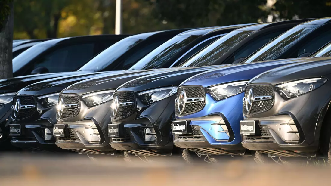 Mercedes-Benz verkauft weniger Fahrzeuge. (Archivbild) - Bild: Bernd Weißbrod/dpa