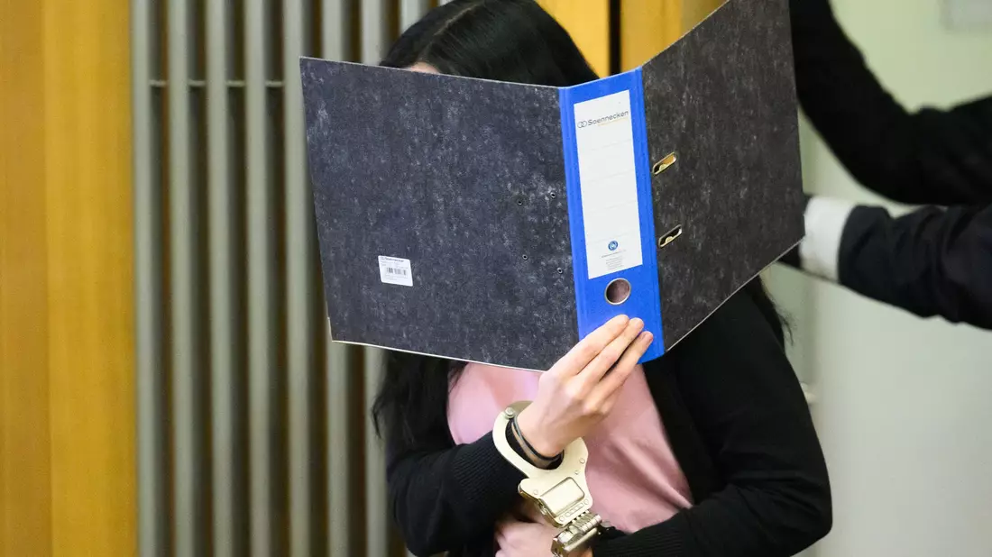 Am Landgericht Braunschweig hat ein Prozess um einen versuchten Mord mit Ameisensäure begonnen.  - Bild: Julian Stratenschulte/dpa