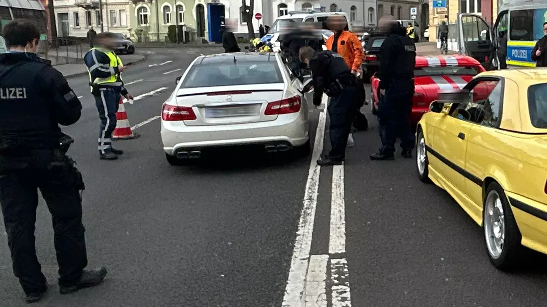POL-OH: Kontrollen an (C-)Karfreitag Polizei Osthessen zieht Bilanz: Fahrzeugliebhaber hielten sich überwiegend an die Verkehrsregeln - Bild: presseportal.de