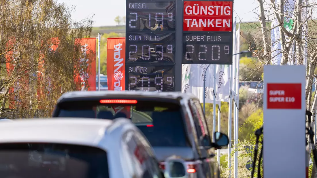 Die Spritpreise sind am Mittwoch gesunken.  - Bild: Andreas Arnold/dpa