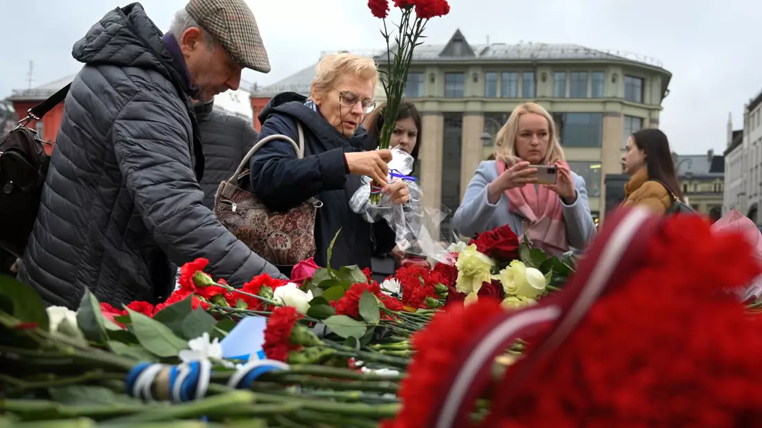 Jedes Jahr gedenken Menschen am Solowezki-Stein in Moskau der Opfer von politischer Verfolgung. (Archivbild) - Bild: Dmitry Serebryakov/AP/dpa
